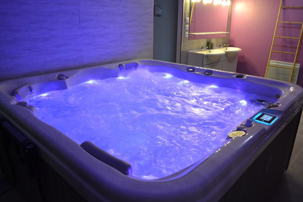 Au Coeur Du Bien-Etre, Gite Avec Piscine Chauffee Et Couverte, Spa, Sauna, Massages Monteaux Exterior photo